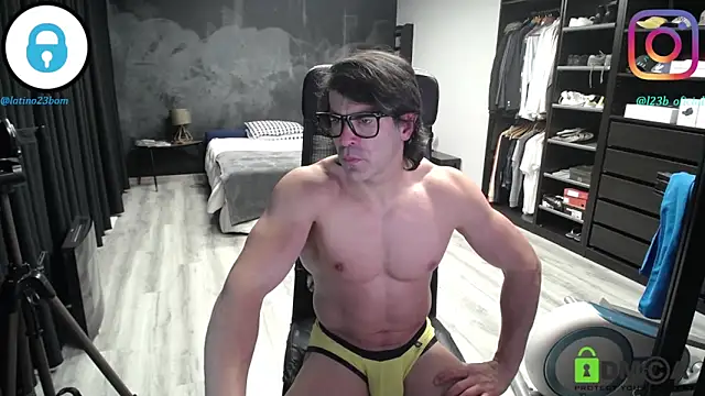 latinoo23bom's Live XXX Chat
