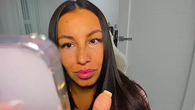 AvisFlowers Adlı Modelin Canlı XXX Sohbeti