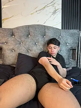 Noah_ledom Show in webcam