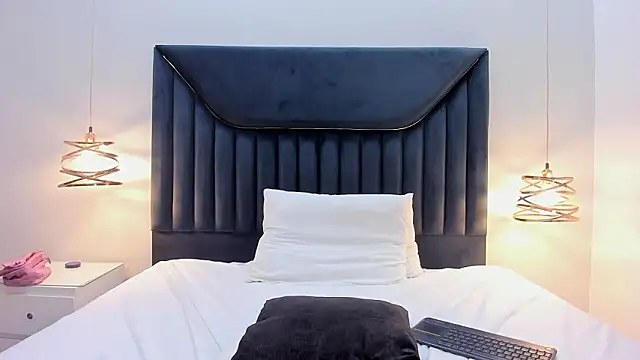 ElaraMoonveil's Live XXX Chat