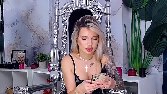 NightshadeIris' Live XXX Chat