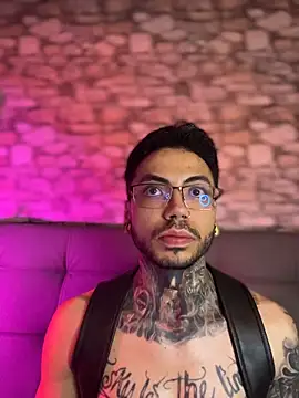 Walker_Thomas1 Adlı Modelin Canlı XXX Sohbeti