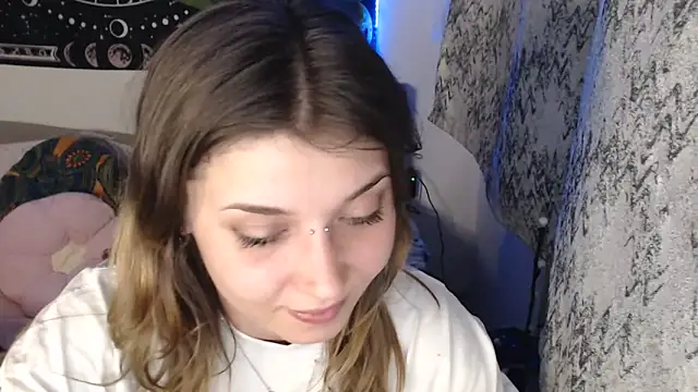 AlienforTwenty's Live XXX Chat