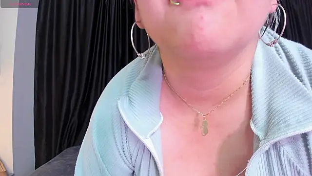 Chat XXX en directo de ScarletBigTitties