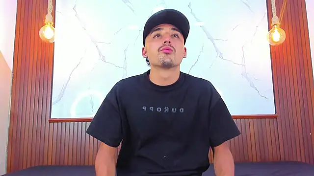 Hadrian_Torres Adlı Modelin Canlı XXX Sohbeti