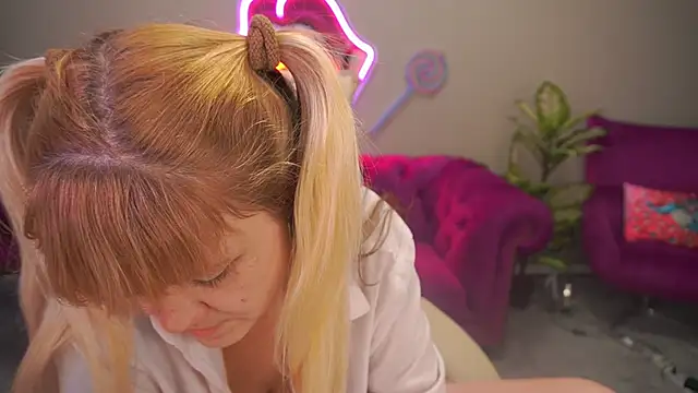 Show modela BellaLaPetit na web-kameri