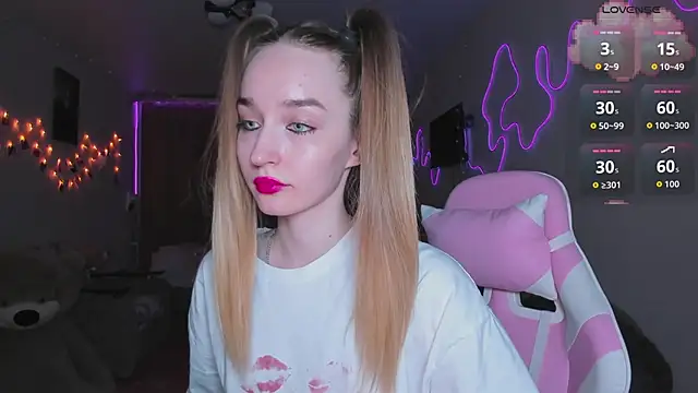 MoonDust live XXX chat