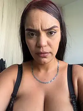 Show modela Sara-77 na web-kameri