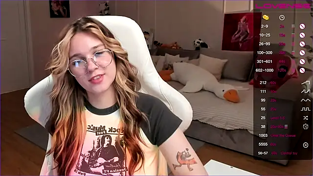 Frau_Lina: διαδικτυακό σόου στην κάμερα