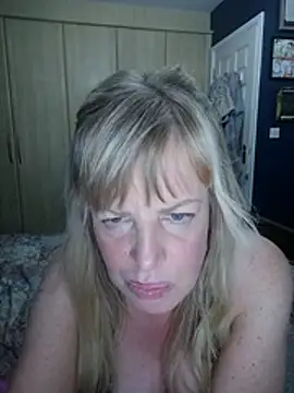 msjuicylucy1982 Adlı Modelin Canlı XXX Sohbeti