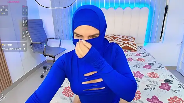 Chat +18 de ZainaNour ao vivo