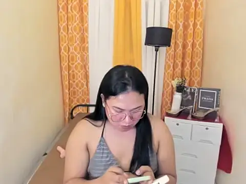 TsUncutKaren: διαδικτυακό σόου στην κάμερα