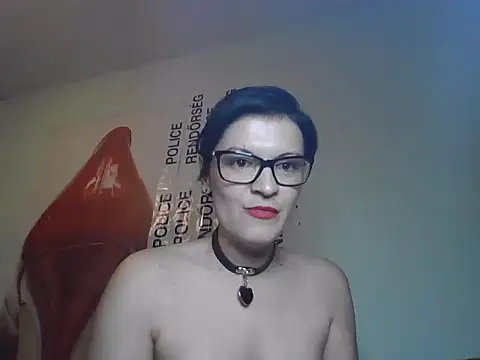 Pokazy przed kamerką – Evamilfhungary