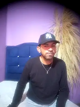 AronZuluaga – webcam-show