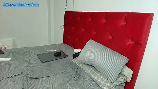 NicoDavisOfficial Show in webcam