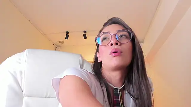 NahimiThompson: онлайн-секс-чат