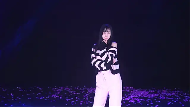 LuckyGirl-999's Live XXX Chat