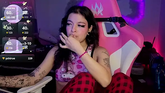 larah_uwu Chat XXX live