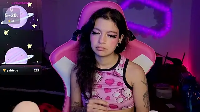 larah_uwu Chat XXX live