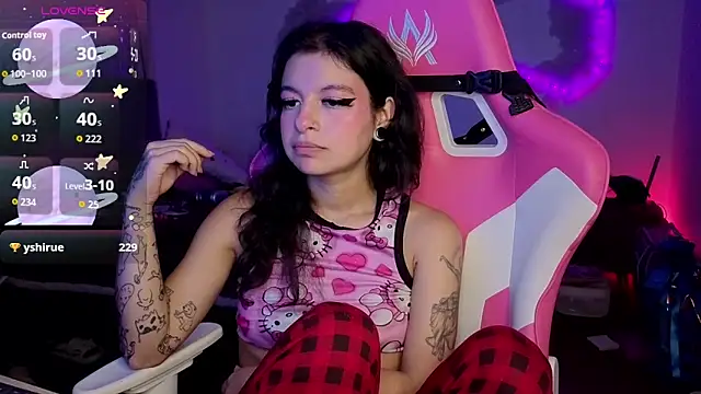 larah_uwu Chat XXX in diretta
