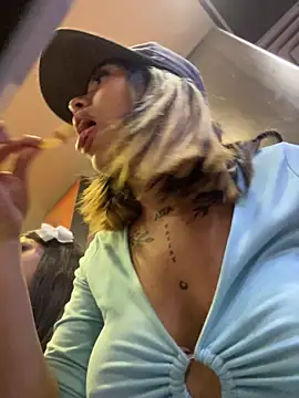 Chatroom XXX en direct de Laila_LS