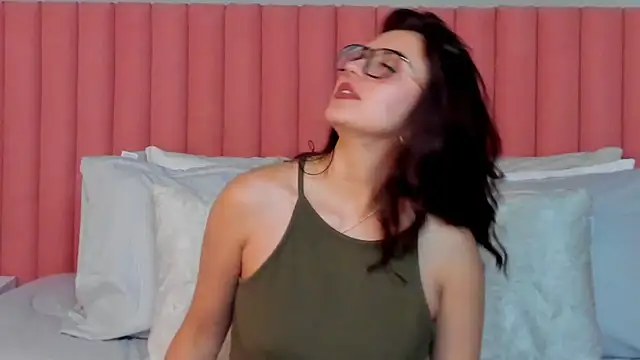 EmaSaenz's Live XXX Chat