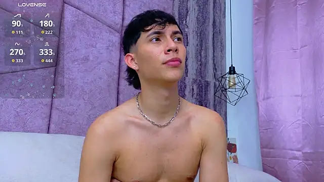 AronTawers 在線直播表演