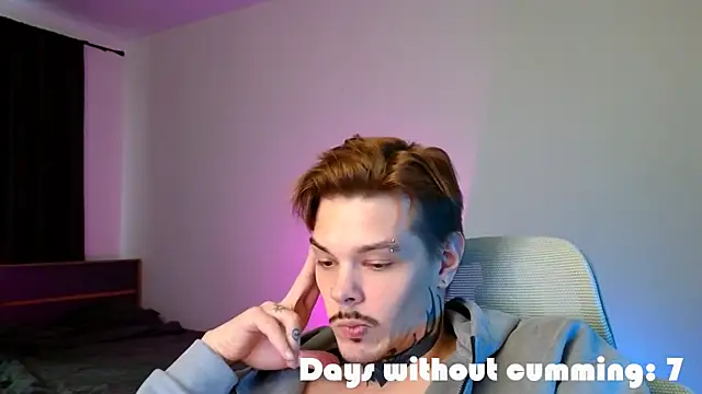 DENIS_HERE: διαδικτυακό σόου στην κάμερα