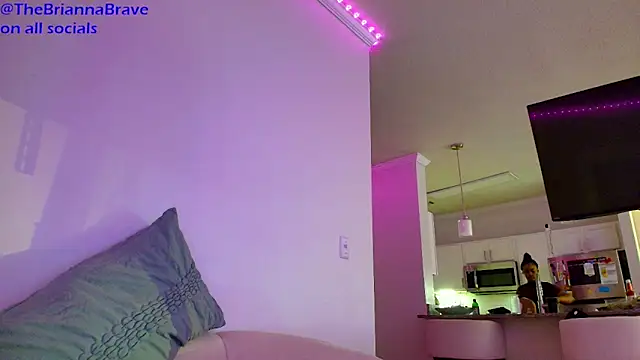 BriannaBrave Show in webcam
