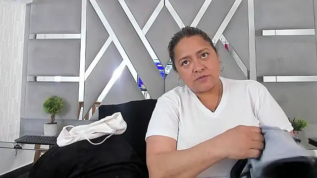 Chatroom XXX en direct de MonzerratBoyer