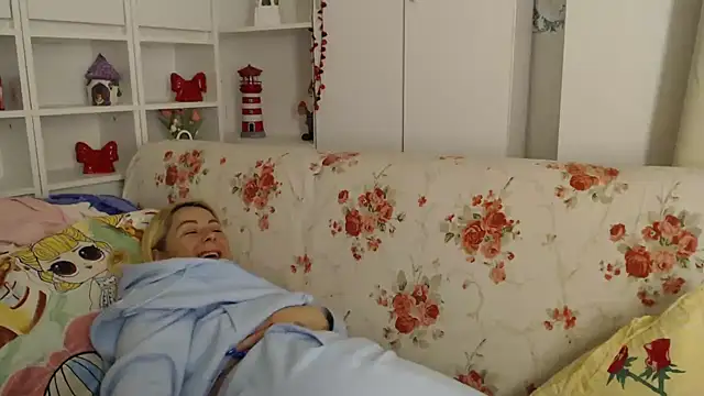 _karolynesyera_'s Live XXX Chat