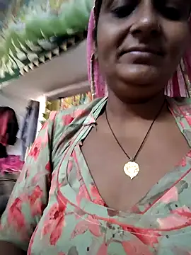 aunty_sumy: διαδικτυακό σόου στην κάμερα