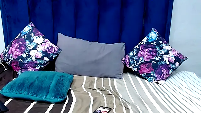 HotSmallTits' Live XXX Chat