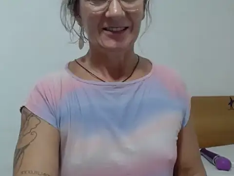 Pokazy przed kamerką – milf-sol