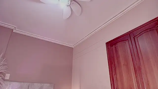 Chat XXX en directo de Zamira_Taylor