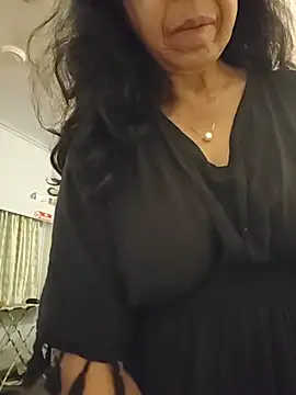 NakedMILFx Adlı Modelin Canlı XXX Sohbeti