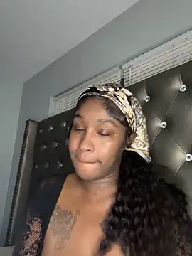 Chat +18 de ToyaThick ao vivo