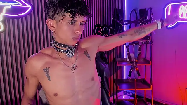 Maximoking26: διαδικτυακό σόου στην κάμερα