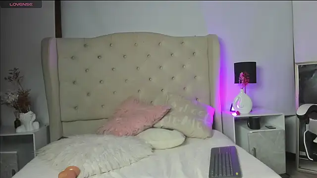 Kitty_Bloom1's Live XXX Chat