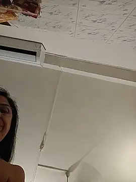 NakedMILFx Adlı Modelin Canlı XXX Sohbeti