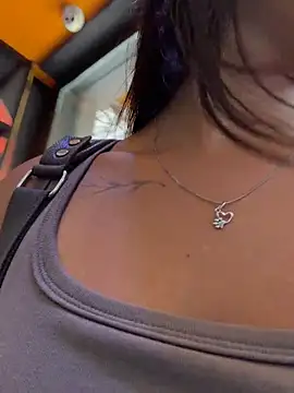 MiraReach élő XXX-chatje