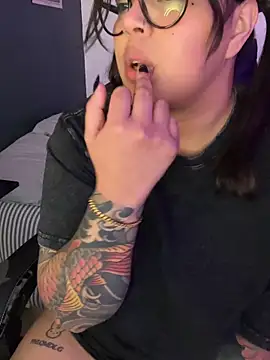 miacanela_xo: διαδικτυακό σόου στην κάμερα