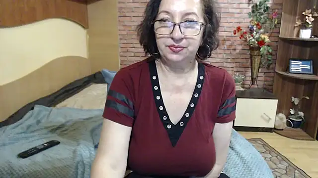 Chatroom XXX en direct de EvelyneFlirtyMilf