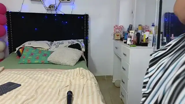 Chat +18 de charlotte_077 ao vivo