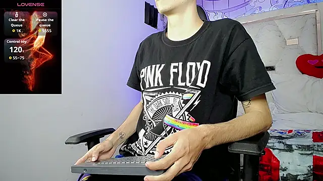 johnny_cagee: διαδικτυακό σόου στην κάμερα