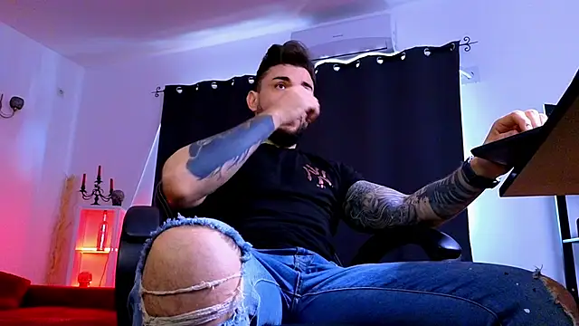 MightyAaron66's Live XXX Chat