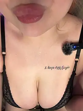 XXX chat uživo modela KellyMoors