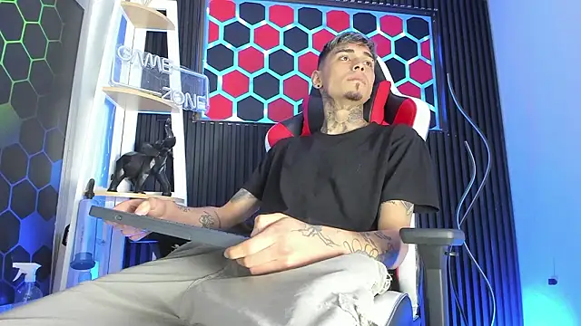 Pokazy przed kamerką – Max_Hader_