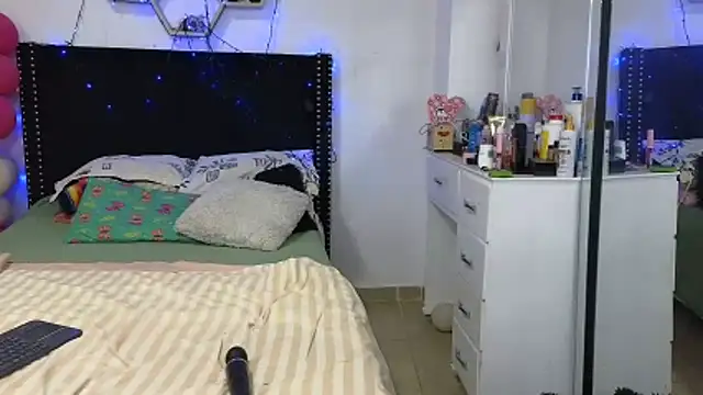 Chat XXX ao vivo de charlotte_077