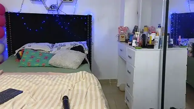 Chatroom XXX en direct de charlotte_077